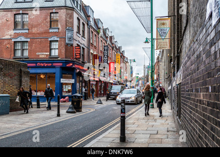 Curry restaurants, magasins et de lampadaires avec des décorations de Noël dans Brick Lane, East London, UK Banque D'Images