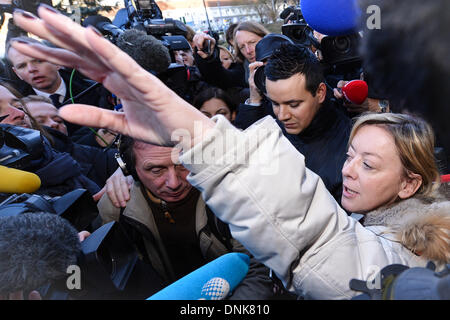 Grenoble, France. 06Th Jan, 2014. Sabine Kehm, gestionnaire de l'ancien pilote automobile allemand de Formule 1 Michael Schumacher, parle aux journalistes devant 'Centre hospitalier universitaire (CHU) hôpital de Grenoble, France, 01 janvier 2014. Sabine Kehm affirme Schumacher' s condition est stable et n'a pas changé depuis les médecins a dit qu'il a montré les petits signes d'amélioration. Schumacher, qui transforme le vendredi 45, a subi des blessures à la tête critique lorsqu'il est tombé et a heurté un rocher dimanche alors que le ski. Photo : David Ebener/dpa/Alamy Live News Banque D'Images