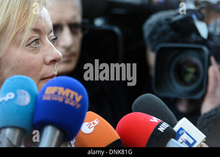 Grenoble, France. 06Th Jan, 2014. Sabine Kehm (L), gestionnaire de l'ancien pilote automobile allemand de Formule 1 Michael Schumacher, parle aux journalistes devant 'Centre hospitalier universitaire (CHU) hôpital de Grenoble, France, 01 janvier 2014. Sabine Kehm affirme Schumacher' s condition est stable et n'a pas changé depuis les médecins a dit qu'il a montré les petits signes d'amélioration. Schumacher, qui transforme le vendredi 45, a subi des blessures à la tête critique lorsqu'il est tombé et a heurté un rocher dimanche alors que le ski. Photo : David Ebener/dpa/Alamy Live News Banque D'Images