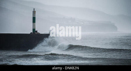 Aberystwyth, Pays de Galles, Royaume-Uni. 1er janvier 2014. Le jour du Nouvel an 2014 le frappeur de vagues de la jetée à Aberystwyth, sur la côte de la Baie de Cardigan, l'ouest du pays de Galles. Encore une autre tempête balaie le système dans de l'Atlantique pour apporter des vents forts, grosses vagues et de la pluie de la côte ouest du Royaume-Uni. Crédit photo : Keith morris/Alamy Live News Banque D'Images