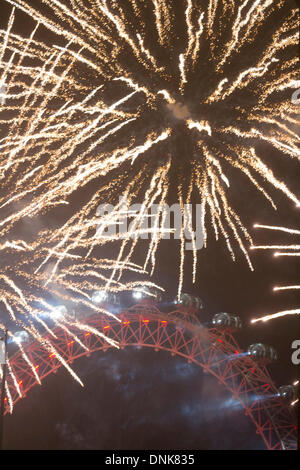 Westminster London, UK 1er janvier 2014. Londres célèbre pour marquer le début de la nouvelle année avec un feu d'artifice sensoriel qui a réuni plus de 250 000 fêtards le long de la Tamise Crédit : amer ghazzal/Alamy Live News