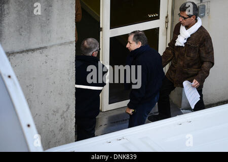 Grenoble, France. 06Th Jan, 2014. Président de la Fédération Internationale de l'automobile (F.I.A.) Jean Todt (C) arrive au "Centre hospitalier universitaire (CHU) hôpital de Grenoble, France, 01 janvier 2014. Schumacher manager Kehm affirme Schumacher' s condition est stable et n'a pas changé depuis les médecins a dit qu'il a montré les petits signes d'amélioration. Schumacher, qui transforme le vendredi 45, a subi des blessures à la tête critique lorsqu'il est tombé et a heurté un rocher dimanche alors que le ski. Photo : David Ebener/dpa/Alamy Live News Banque D'Images