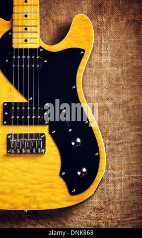 Semi-hollow jaune guitare électrique, sur fond de toile Banque D'Images