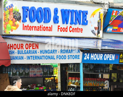 Turnpike Lane, Londres, Royaume-Uni. 1er janvier 2014. Un supermarché du nord de Londres la vente de nourriture roumaine et bulgare. Roumains et Bulgares peuvent travailler sans restrictions à l'Union européenne et le Royaume-Uni d'aujourd'hui. Crédit : Matthieu Chattle/Alamy Live News Banque D'Images