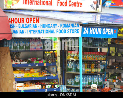 Turnpike Lane, Londres, Royaume-Uni. 1er janvier 2014. Un supermarché du nord de Londres la vente de nourriture roumaine et bulgare. Roumains et Bulgares peuvent travailler sans restrictions à l'Union européenne et le Royaume-Uni d'aujourd'hui. Crédit : Matthieu Chattle/Alamy Live News Banque D'Images