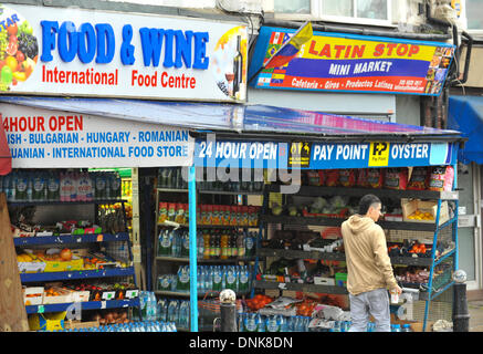 Turnpike Lane, Londres, Royaume-Uni. 1er janvier 2014. Un supermarché du nord de Londres la vente de nourriture roumaine et bulgare. Roumains et Bulgares peuvent travailler sans restrictions à l'Union européenne et le Royaume-Uni d'aujourd'hui. Crédit : Matthieu Chattle/Alamy Live News Banque D'Images