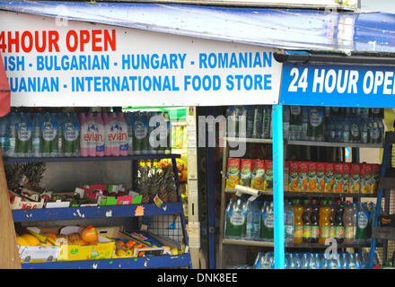 Turnpike Lane, Londres, Royaume-Uni. 1er janvier 2014. Un supermarché du nord de Londres la vente de nourriture roumaine et bulgare. Roumains et Bulgares peuvent travailler sans restrictions à l'Union européenne et le Royaume-Uni d'aujourd'hui. Crédit : Matthieu Chattle/Alamy Live News Banque D'Images