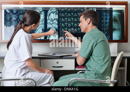 Les techniciens médicaux pointant sur irm Banque D'Images