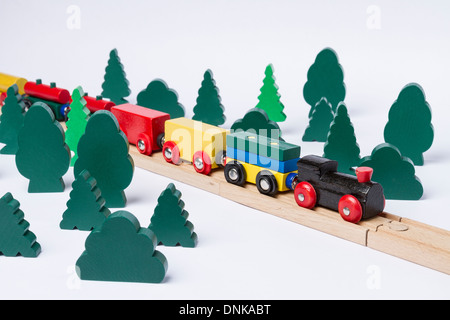 Le train roulant dans un paysage petite forêt. Faites de jouets en bois Banque D'Images