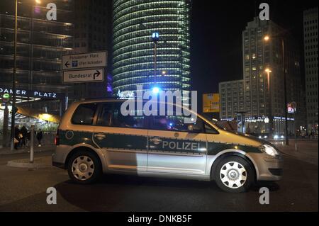 Berlin, Allemagne. 31 Dec, 2013. Une voiture de police bloque la route entre la Potsdamer Platz et la porte de Brandebourg à Berlin, Allemagne, 31 décembre 2013. Les gens du monde entier se sont réunis le long de la Straße des 17. Juni (17 juillet Street) pour la grande soirée du Nouvel An à la porte de Brandebourg à sonner dans l'année 2014. Photo : PAUL ZINKEN/dpa/Alamy Live News Banque D'Images