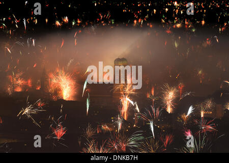 Munich, Allemagne. 06Th Jan, 2014. Vue de la Frauenkirch Munich (Notre-Dame) pendant le feu d'artifice à minuit, photographié à partir de la Tour olympique de Munich, Allemagne, 01 janvier 2014. La capitale Bavaroise Munich s'est félicité de l'année 2014. Photo : FELIX HÖRHAGER/dpa/Alamy Live News Banque D'Images