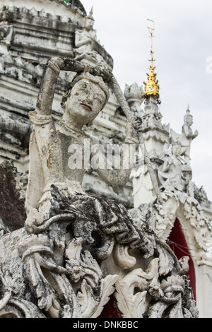 White Phra Mae Thorani pagode avec Statue en Thaïlande Banque D'Images