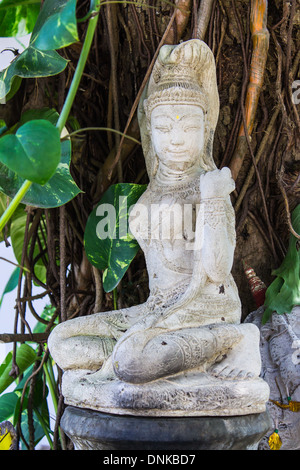 White Phra Mae Thorani Statue en Thaïlande Banque D'Images