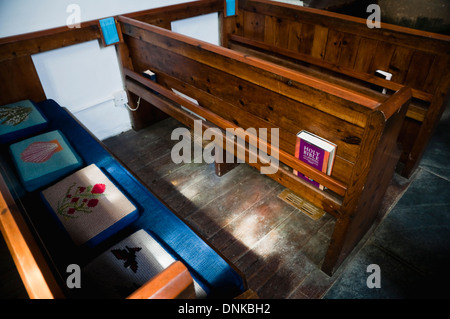 Bancs d'église avec genouillères et Bible dans une église de campagne anglaise. UK. Banque D'Images