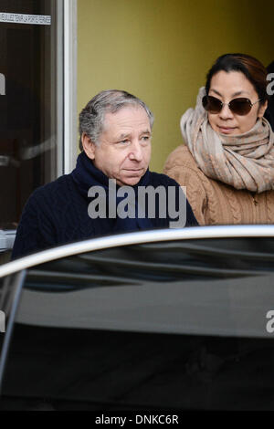 Grenoble, France. 1er janvier 2014. Président de la Fédération Internationale de l'Automobile (FIA), Jean Todt (2L) et son épouse, l'actrice Michelle Yeoh, laisser le 'Centre hospitalier universitaire (CHU) hôpital de Grenoble, près de Grenoble, France, 01 janvier 2014. Ancien pilote automobile allemand de Formule 1 Michael Schumacher est toujours dans un état critique, après qu'il ait subi une chirurgie d'urgence après avoir été admis dans le coma avec un traumatisme crânien à la suite d'un accident de ski à Méribel, en fonction de l'hôpital de Grenoble. Photo : David Ebener/dpa/Alamy Live News Banque D'Images