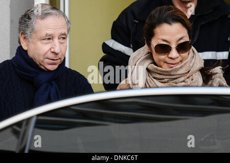 Grenoble, France. 1er janvier 2014. Président de la Fédération Internationale de l'Automobile (FIA), Jean Todt (2L) et son épouse, l'actrice Michelle Yeoh, laisser le 'Centre hospitalier universitaire (CHU) hôpital de Grenoble, près de Grenoble, France, 01 janvier 2014. Ancien pilote automobile allemand de Formule 1 Michael Schumacher est toujours dans un état critique, après qu'il ait subi une chirurgie d'urgence après avoir été admis dans le coma avec un traumatisme crânien à la suite d'un accident de ski à Méribel, en fonction de l'hôpital de Grenoble. Photo : David Ebener/dpa/Alamy Live News Banque D'Images