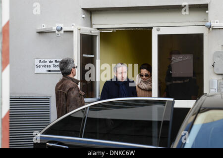 Grenoble, France. 1er janvier 2014. Président de la Fédération Internationale de l'Automobile (FIA), Jean Todt (2L) et son épouse, l'actrice Michelle Yeoh, laisser le 'Centre hospitalier universitaire (CHU) hôpital de Grenoble, près de Grenoble, France, 01 janvier 2014. Ancien pilote automobile allemand de Formule 1 Michael Schumacher est toujours dans un état critique, après qu'il ait subi une chirurgie d'urgence après avoir été admis dans le coma avec un traumatisme crânien à la suite d'un accident de ski à Méribel, en fonction de l'hôpital de Grenoble. Photo : David Ebener/dpa/Alamy Live News Banque D'Images