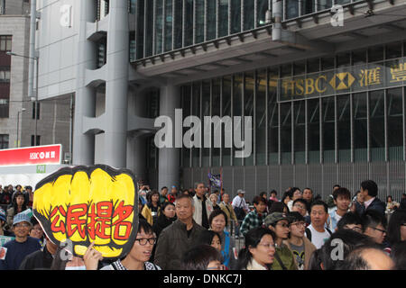 Hong Kong, Chine. 1er janvier 2014. 1 Janvier Hong Kong mars pro-démocratie. Les manifestants veulent que le public -- et non un petit cercle comité de mise en candidature -- pour être en mesure de sélectionner les candidats pour le chef de l'exécutif de Hong Kong 2017 Election - pas un petit comité de nomination comme prévu dans la Loi fondamentale -- qu'ils vont filtrer les candidats anti-communiste. Les caractères chinois disent "candidatures" civile crédit : Robert SC Kemp/Alamy Live News Banque D'Images