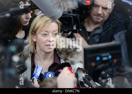 Grenoble, France. 06Th Jan, 2014. Sabine Kehm, gestionnaire de l'allemand a pris sa retraite de la Formule 1 Michael Schumacher, le pilote parle aux journalistes en face du Centre hospitalier universitaire (CHU) hôpital de Grenoble, France, 01 janvier 2014. Sabine Kehm affirme Schumacher's condition est stable et n'a pas changé depuis les médecins a dit qu'il a montré les petits signes d'amélioration. Schumacher, qui transforme le vendredi 45, a subi des blessures à la tête critique lorsqu'il est tombé et a heurté un rocher tandis que le ski le dimanche. Photo : David Ebener/dpa/Alamy Live News Banque D'Images