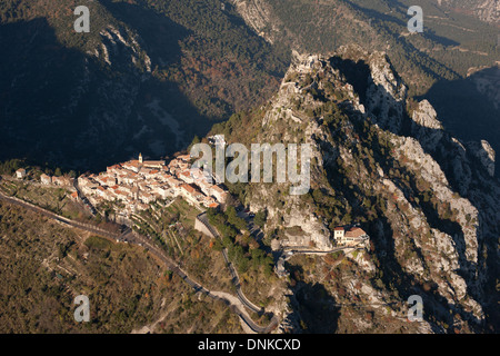 VUE AÉRIENNE.Village médiéval perché.Saint-Agnès, Alpes-Maritimes, arrière-pays de la Côte d'Azur, France. Banque D'Images