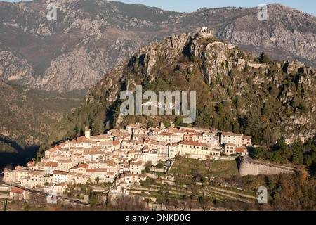 VUE AÉRIENNE.Village médiéval perché.Saint-Agnès, Alpes-Maritimes, arrière-pays de la Côte d'Azur, France. Banque D'Images