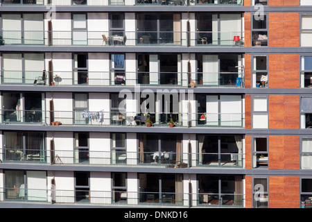 Une vue rapprochée de certains des appartements et des balcons de la NV bâtiments à Salford Quays Banque D'Images