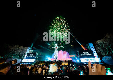 Barcelone, Espagne. 1er janvier 2014 : Des dizaines de milliers suivez le feu fonctionne pendant la toute première fois le Nouvel An à Barcelone, le MontjŸic carillons fontaines comme ils sont souhaité une bonne année 2014 dans différentes langues : Crédit matthi/Alamy Live News Banque D'Images