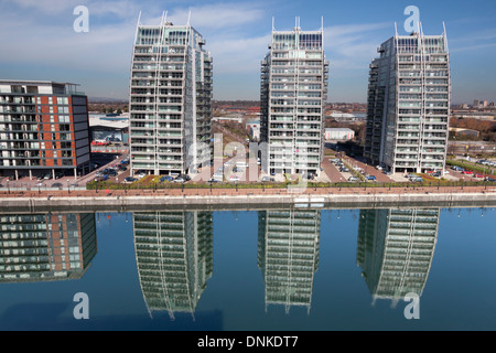 Les façades des trois bâtiments NV compte dans le bassin d'eau de Huron à Salford Quays Banque D'Images