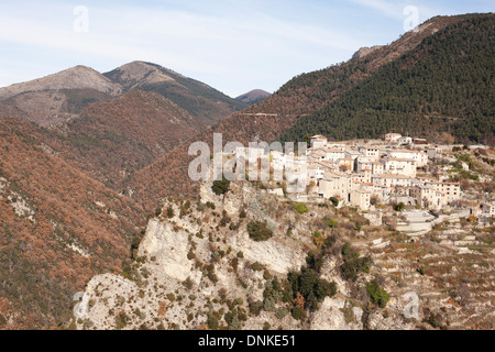 VUE AÉRIENNE.Village médiéval perché au-dessus d'une vallée non peuplée.Thiéry, Alpes-Maritimes, arrière-pays de la Côte d'Azur, France. Banque D'Images