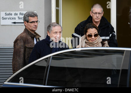 Grenoble, France. 1er janvier 2014. Président de la Fédération Internationale de l'Automobile (FIA), Jean Todt et son épouse, l'actrice Michelle Yeoh, laisser le 'Centre hospitalier universitaire (CHU) hôpital de Grenoble, près de Grenoble, France, 01 janvier 2014. Ancien pilote automobile allemand de Formule 1 Michael Schumacher est toujours dans un état critique, après qu'il ait subi une chirurgie d'urgence après avoir été admis dans le coma avec un traumatisme crânien à la suite d'un accident de ski à Méribel, en fonction de l'hôpital de Grenoble. Photo : David Ebener/dpa/Alamy Live News Banque D'Images