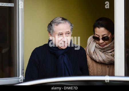 Grenoble, France. 1er janvier 2014. Président de la Fédération Internationale de l'Automobile (FIA), Jean Todt et son épouse, l'actrice Michelle Yeoh, laisser le 'Centre hospitalier universitaire (CHU) hôpital de Grenoble, près de Grenoble, France, 01 janvier 2014. Ancien pilote automobile allemand de Formule 1 Michael Schumacher est toujours dans un état critique, après qu'il ait subi une chirurgie d'urgence après avoir été admis dans le coma avec un traumatisme crânien à la suite d'un accident de ski à Méribel, en fonction de l'hôpital de Grenoble. Photo : David Ebener/dpa/Alamy Live News Banque D'Images