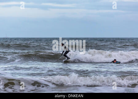 Moray, Scotland, UK. 06Th Jan, 2014. C'était vue de surfers East Beach Lossiemouth, Moray, Ecosse, Royaume-Uni le 1er janvier 2014 Credit : JASPERIMAGE/Alamy Live News Banque D'Images