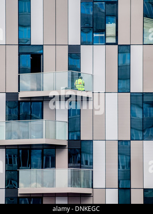 Un ouvrier sur la place centrale dans le développement de safran Croydon, London Banque D'Images