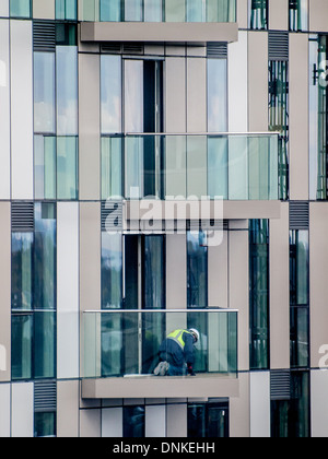 Un ouvrier sur la place centrale dans le développement de safran Croydon, London Banque D'Images