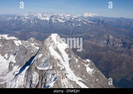 VUE AÉRIENNE.Pic des grandes Jorasses (altitude : 4208m) avec Monte Rosa et Matterhorn au loin.Chamonix Mont-blanc, France et Courmayeur, Italie. Banque D'Images