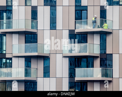 Des ouvriers sur place le safran dans le centre de développement de Croydon, London Banque D'Images