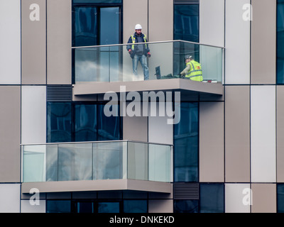 Des ouvriers sur place le safran dans le centre de développement de Croydon, London Banque D'Images