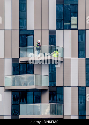 Des ouvriers sur place le safran dans le centre de développement de Croydon, London Banque D'Images