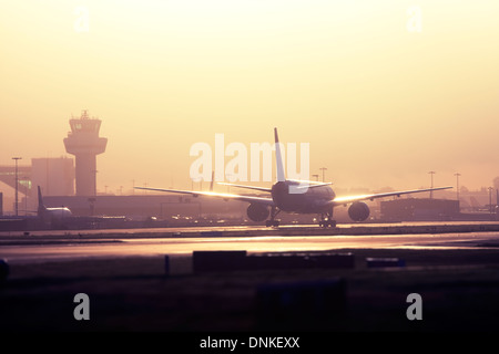 Avion de roulage à l'aéroport Gatwick de Londres, UK Banque D'Images