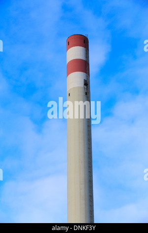 Grande cheminée blanche et rouge, pas de fumée, sur bleu ciel nuageux. Vertical, personne ne Banque D'Images