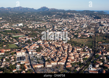 VUE AÉRIENNE.La vieille ville de Fréjus avec la ville de Saint-Raphaël et la mer Méditerranée au loin.Var, Côte d'Azur, France. Banque D'Images