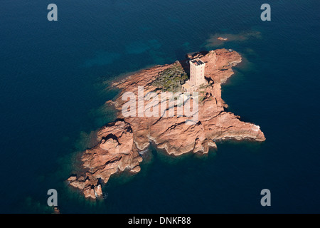 VUE AÉRIENNE.Château sur une île de roche rouge volcanique.Ile d'Or, Saint-Raphaël, massif de l'Estérel, Var, Côte d'Azur,France. Banque D'Images