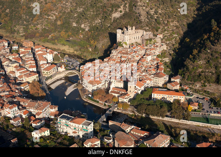 VUE AÉRIENNE.Château médiéval perché surplombant le vieux village et son pont historique sur la Nervia.Dolceacqua, province d'Imperia, Italie. Banque D'Images