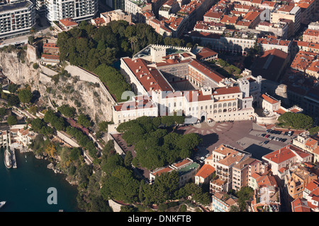 VUE AÉRIENNE.Palais du Prince situé sur une falaise à 60 m au-dessus de la mer.Quartier de Monaco-ville alias le rocher (le rocher), Principauté de Monaco. Banque D'Images