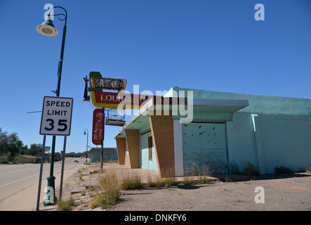 Le bar-salon à l'abandon des années 1960, le Sahara le long de la vieille Route 66 au Nouveau Mexique Banque D'Images