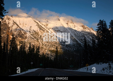 Kangaroo Ridge au coucher du soleil depuis le sommet de Washington sur le passage de l'autoroute du nord des Cascades dans la forêt nationale d'Okanogan. Banque D'Images