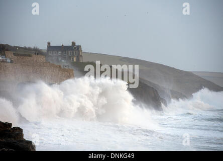 D'énormes vagues de tempête batter les falaises des Cornouailles à Porthleven Banque D'Images