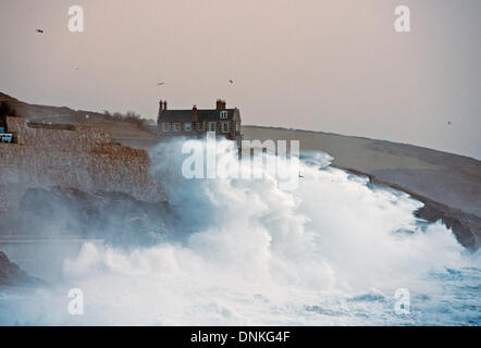 D'énormes vagues de tempête batter les falaises des Cornouailles à Porthleven Banque D'Images