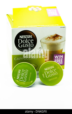 Fort de Nescafe Dolce Gusto dosettes Cappuccino découper le fond blanc copy space Banque D'Images