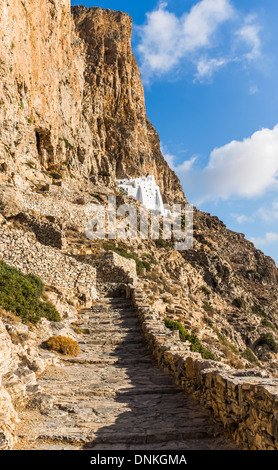 Monastère de Panagia hozoviotissa est situé sur la falaise, au nord-est de Chora. Construite au début du deuxième millénaire. Banque D'Images